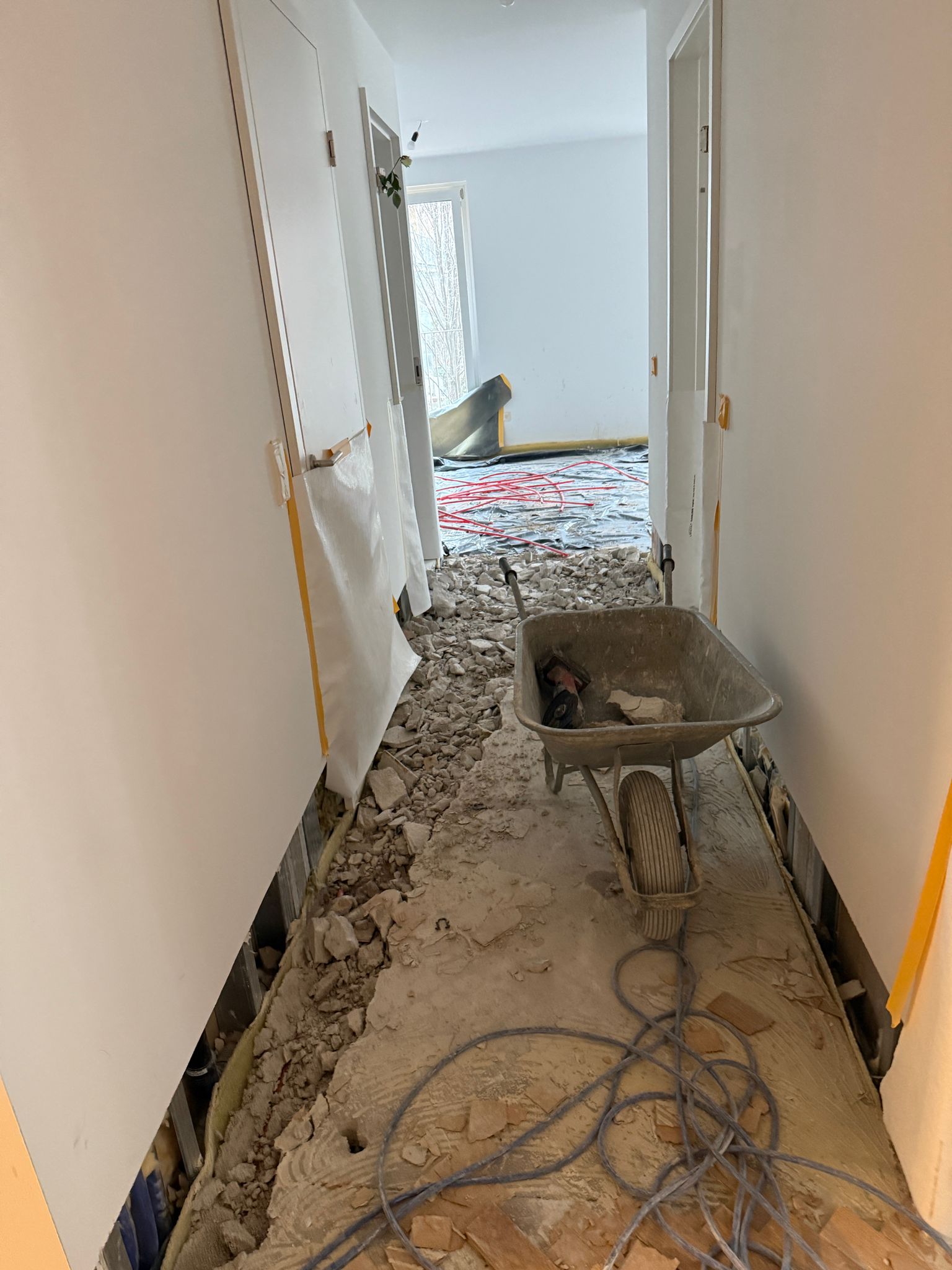 Demontage einer alten Badewanne und Entfernung der Fliesen bei Badsanierung in Wien – Sanitärservice Wien