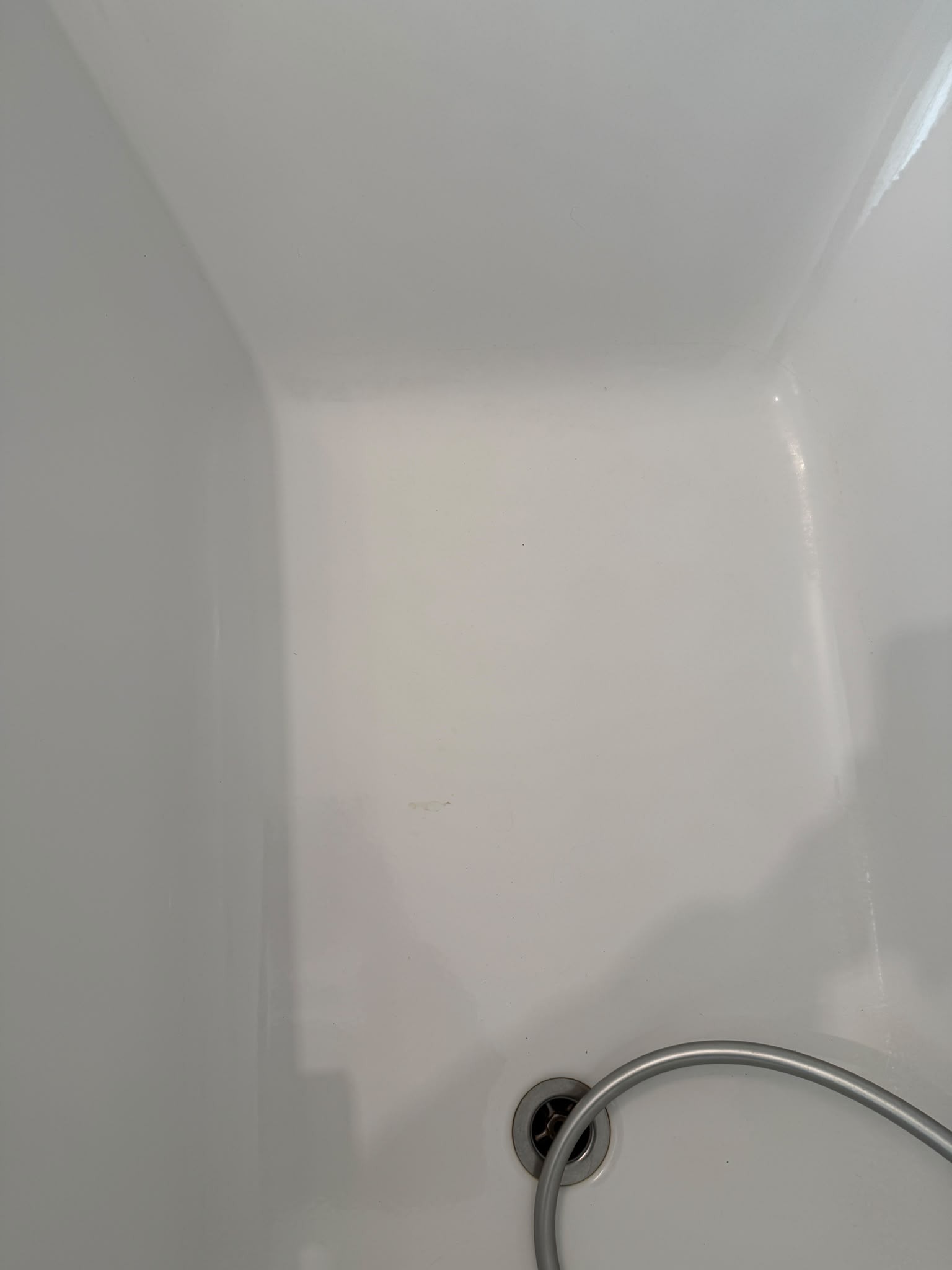 Fertig reparierte und lackierte Badewanne nach Email-Reparatur durch Sanitärservice Wien