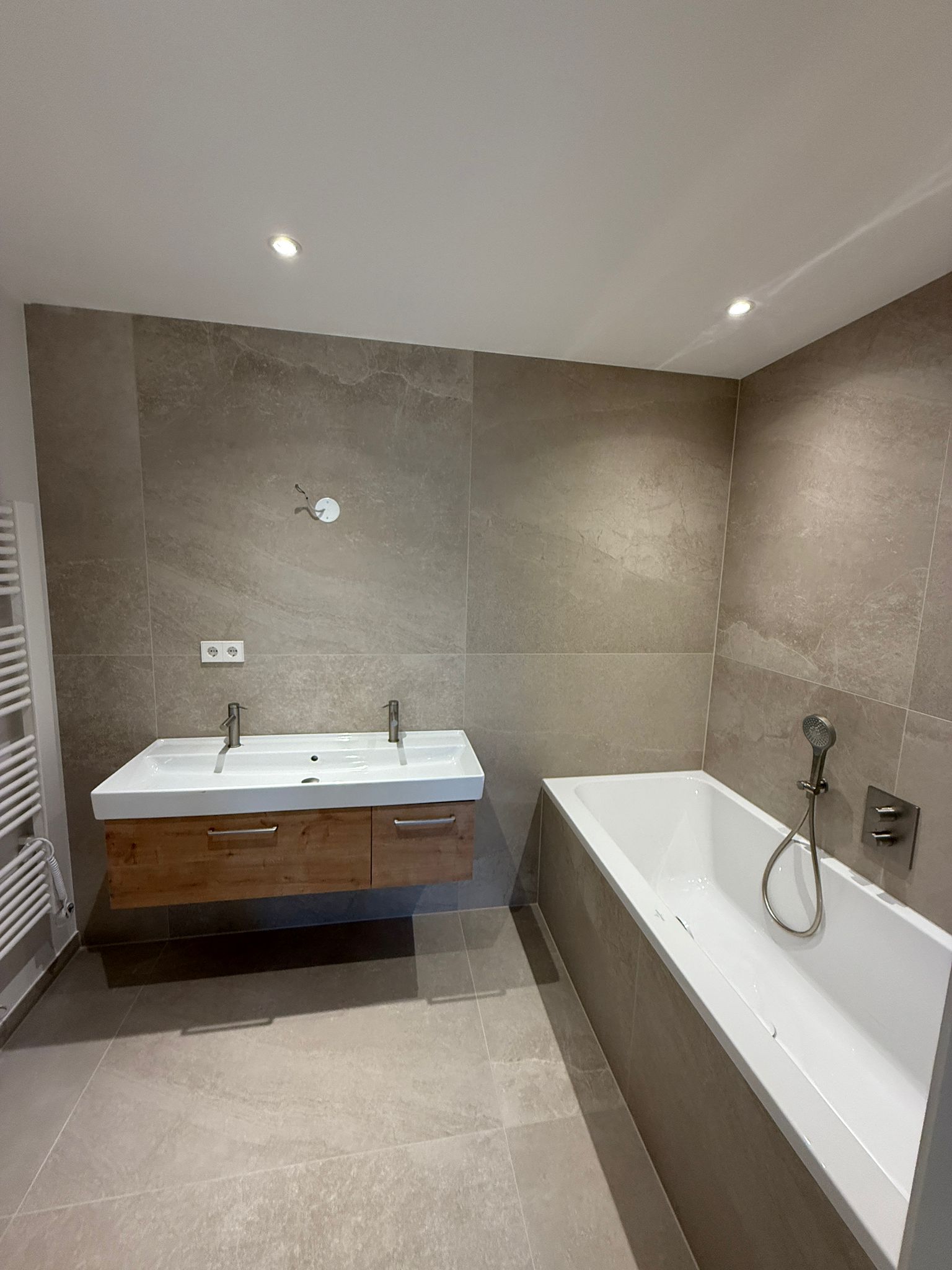 Installation von modernen Badmöbeln mit Doppelwaschtisch und Holz-Unterschrank in Wien – Sanitärservice Wien