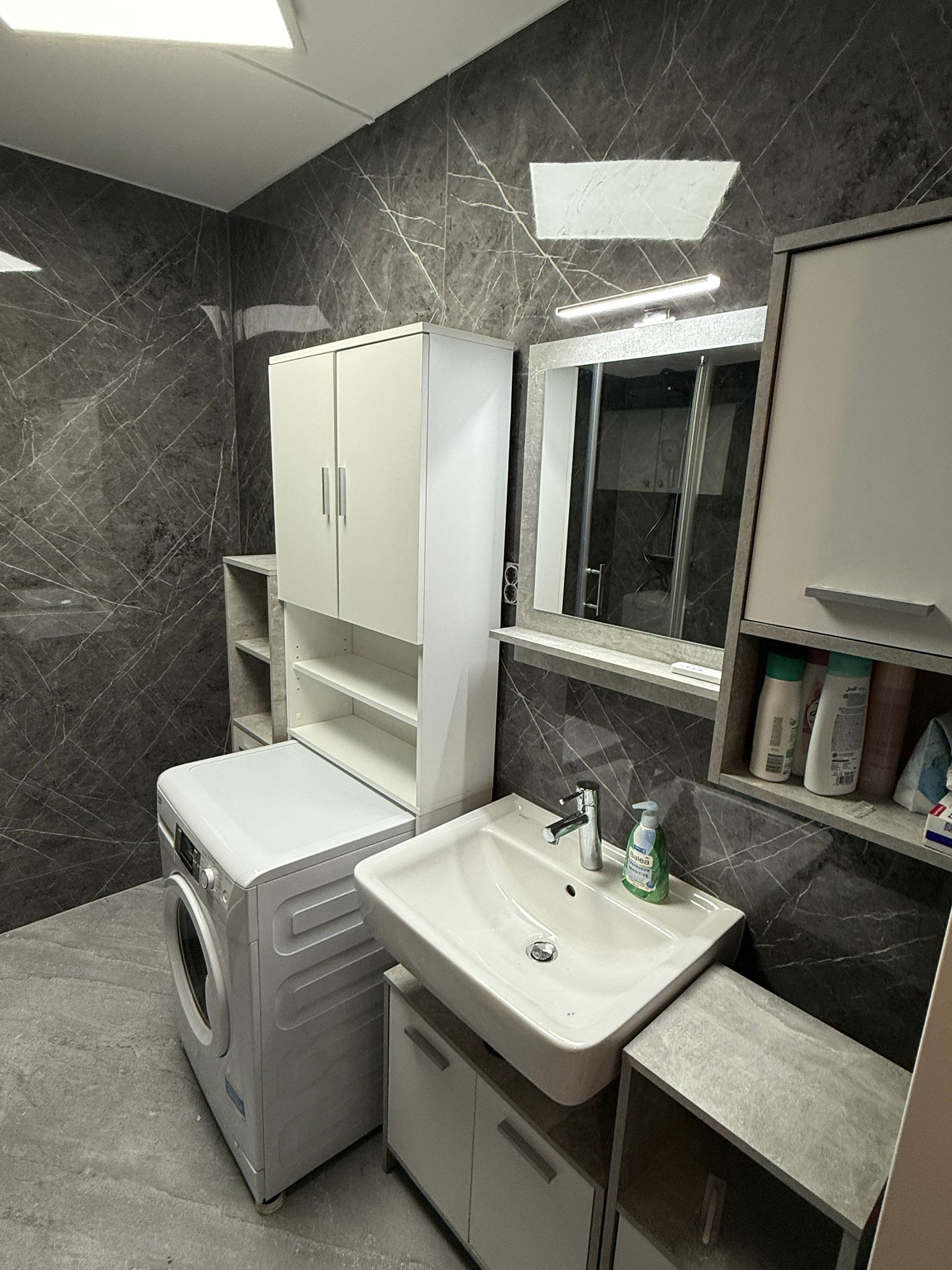 Professionelle Montage von Badmöbeln, Hochschrank und beleuchtetem Spiegel in Wien – Sanitärservice Wien