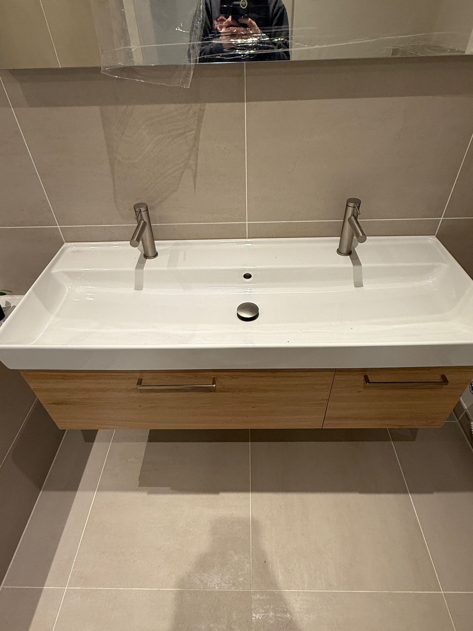 Montage eines Doppelwaschtischs mit Holz-Unterschrank in Wien – Sanitärservice Wien