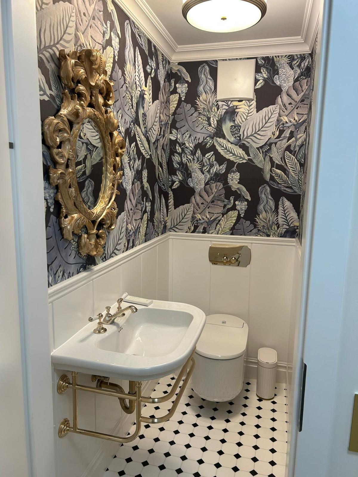 Exklusive goldene Sanitär-Kollektion Accessoires im Luxus Bad in Wien 1190 – Sanitärservice Wien