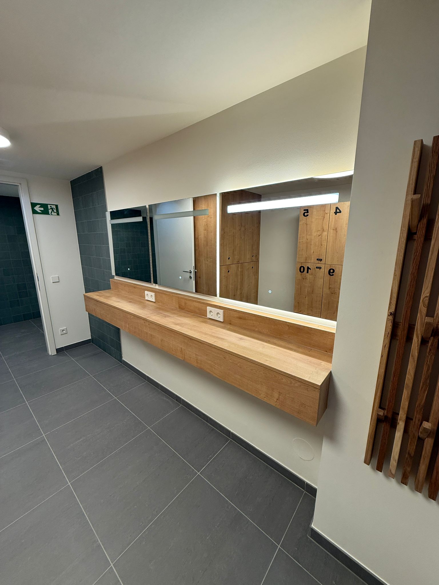 Installation langer Waschtischplatten und großer Wandspiegel mit LED-Beleuchtung in Wien – Sanitärservice Wien