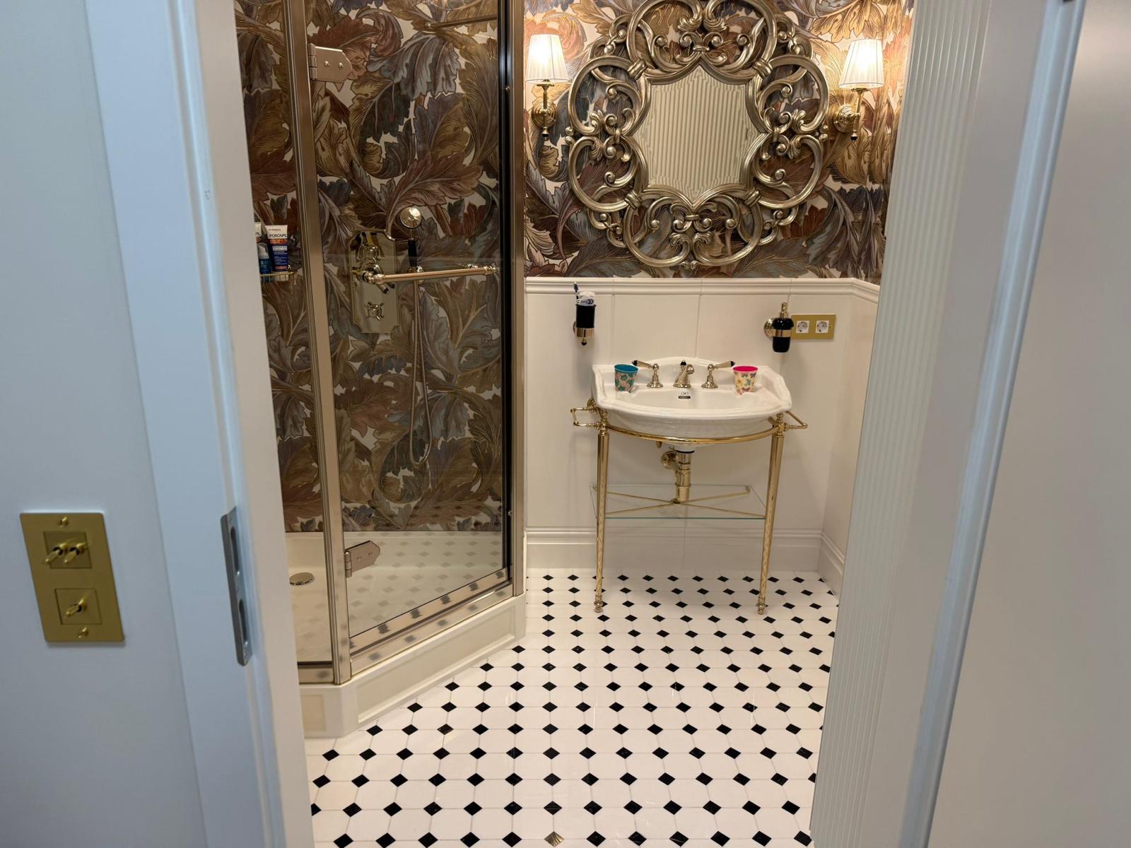 Goldenes Luxus Duschsystem im Badezimmer in Wien 1190 Döbling – Sanitärservice Wien