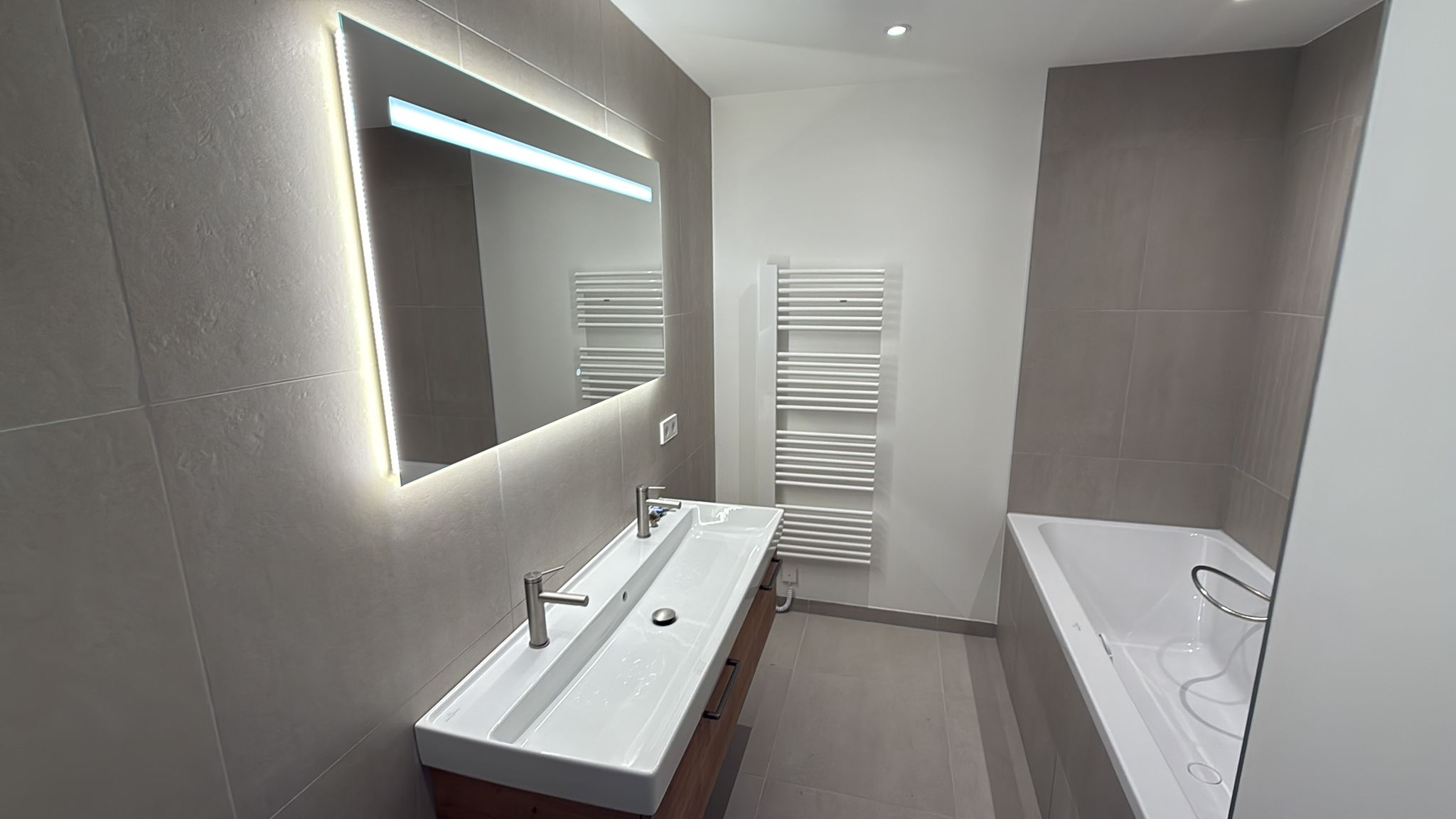 Professionelle Montage eines LED-Leuchtspiegels und Doppelwaschtisch-Unterschranks in Wien – Sanitärservice Wien