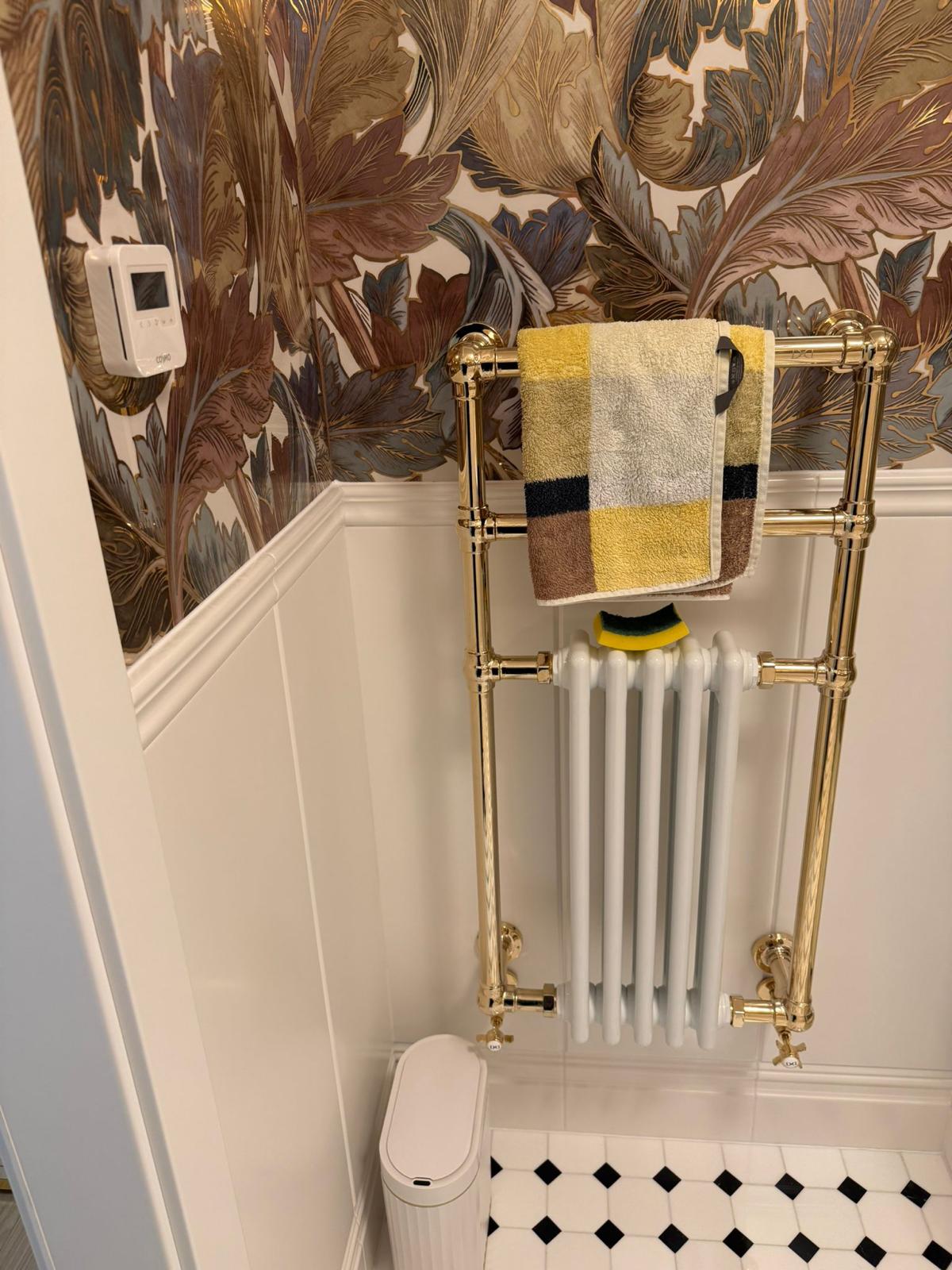 Goldener beheizter Handtuchwärmer im Luxus Badezimmer in Wien 1190 Döbling – Sanitärservice Wien