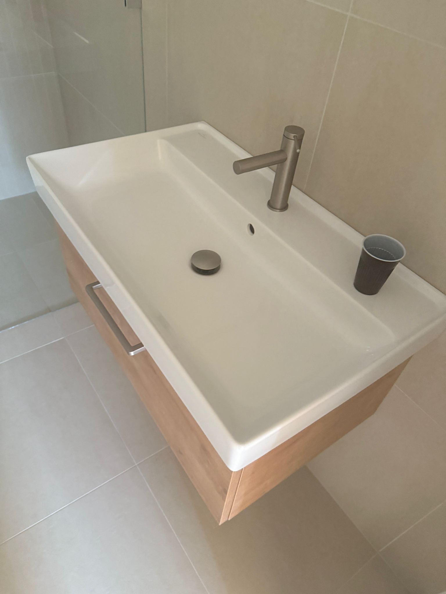 Detailgetreue Montage eines Marken-Waschbeckens auf Holz-Unterschrank in Wien – Sanitärservice Wien