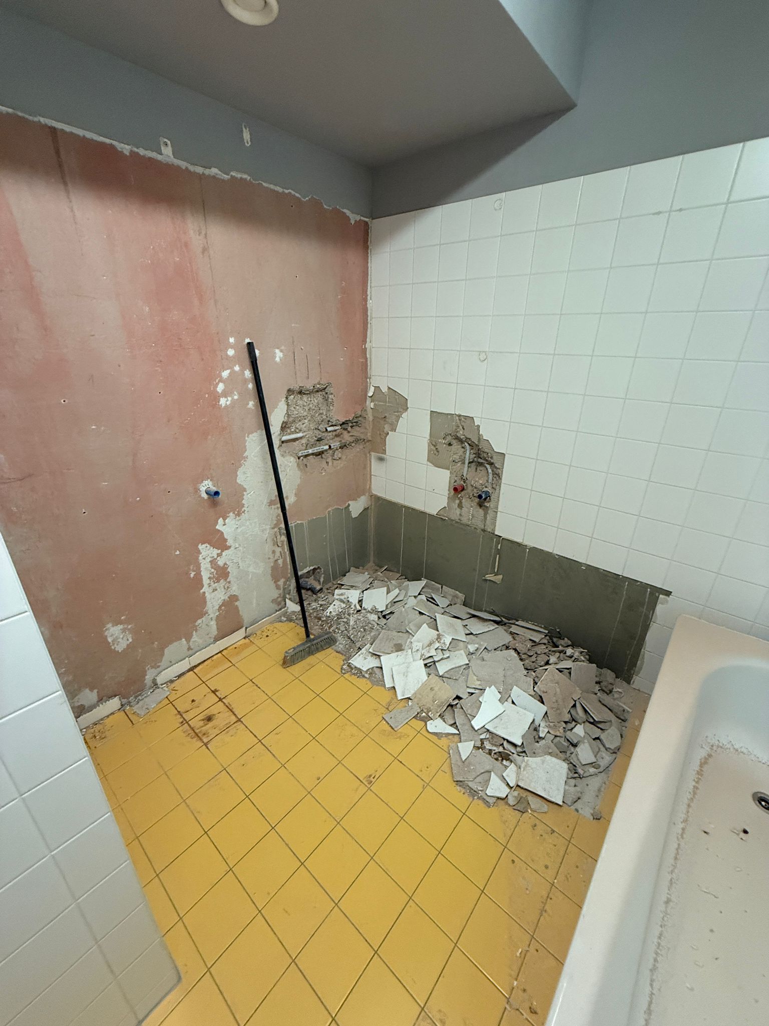 Demontage alter Sanitäranlagen und Freilegung der Wasserrohre für Badumbau in Wien – Sanitärservice Wien