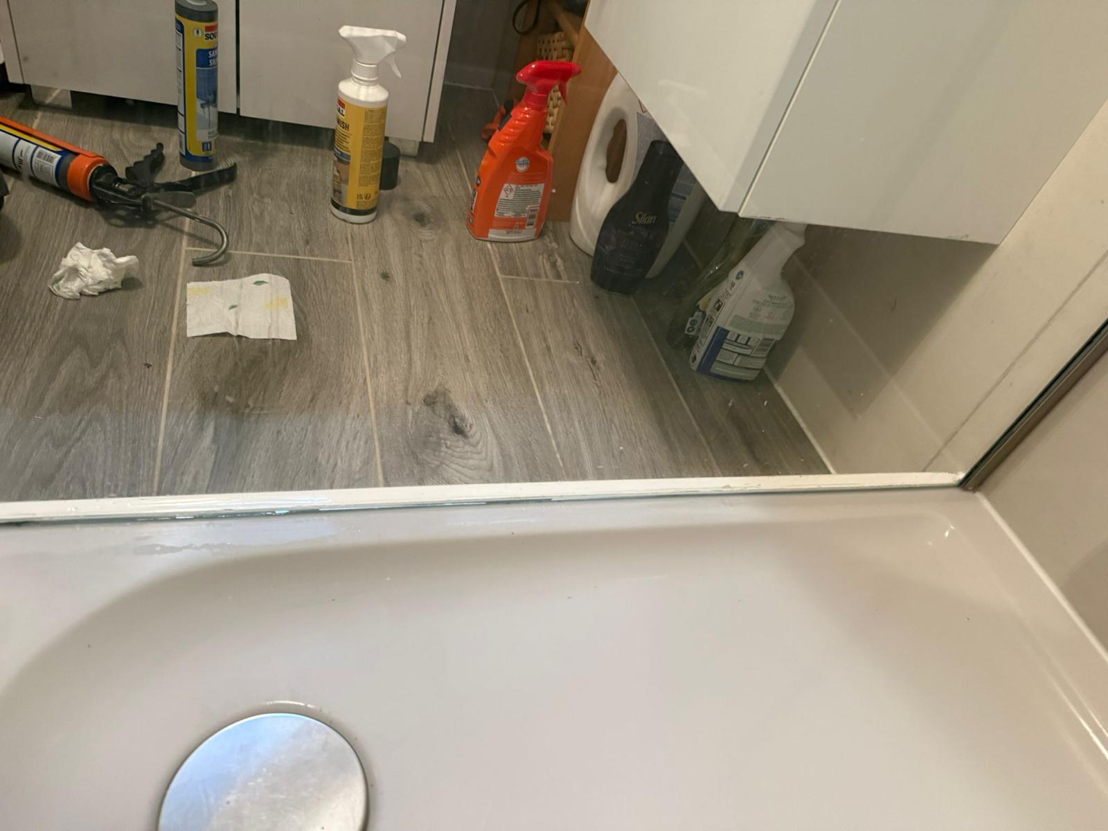 Frische, saubere Silikonfugen in der Dusche nach professioneller Erneuerung in 1200 Wien – Sanitärservice Wien