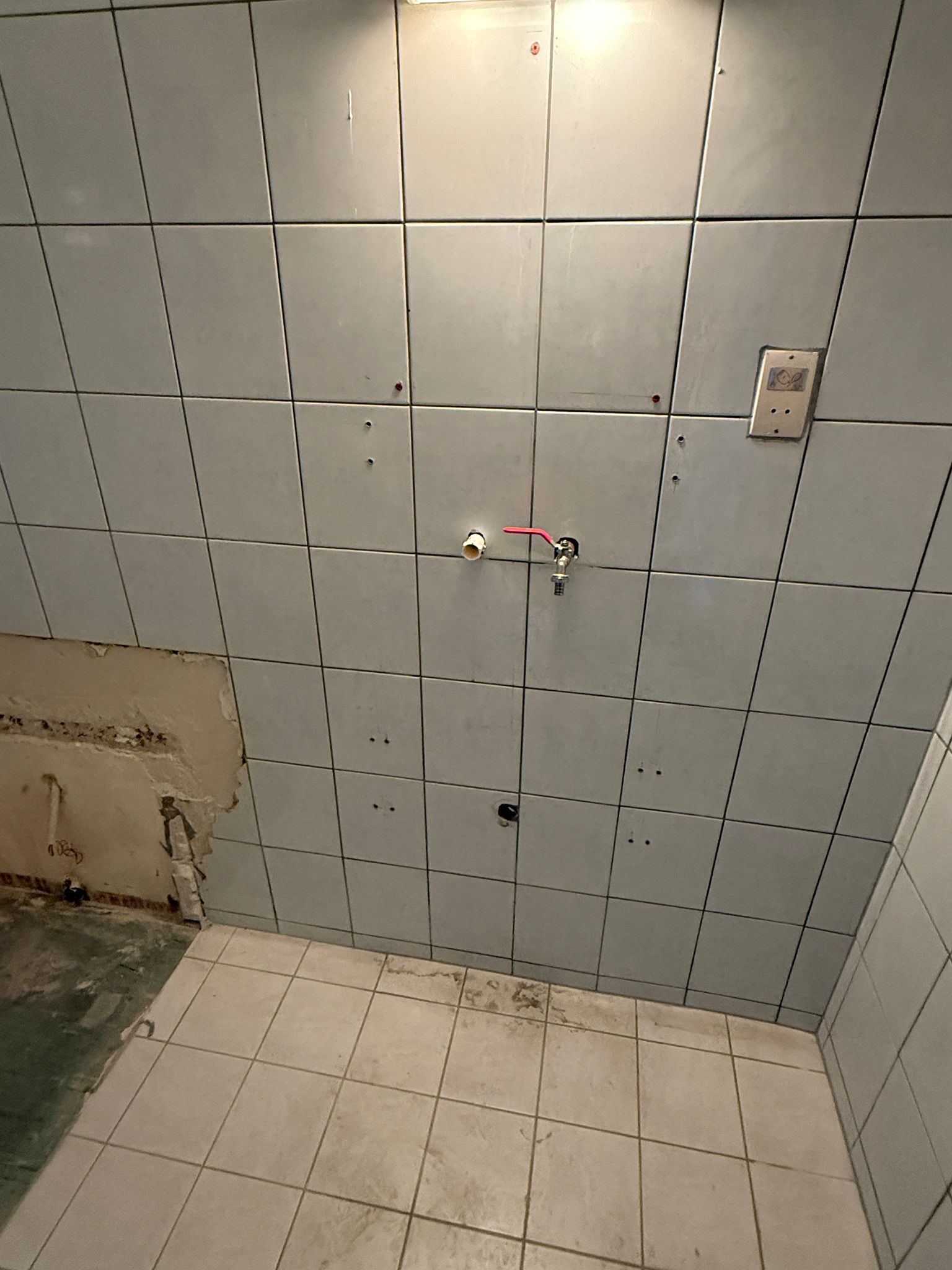 Altes Waschbecken demontiert mit vorbereiteten Wasseranschlüssen für neues Badezimmer in Wien – Sanitärservice Wien