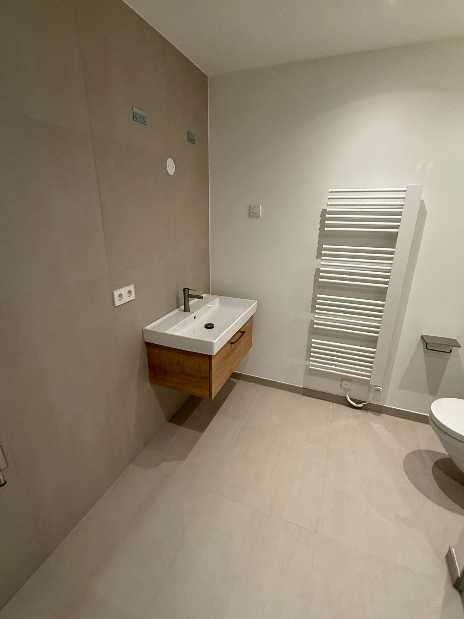 Fachgerechte Hängemontage eines Waschtisch-Unterschranks aus Holz in Wien – Sanitärservice Wien