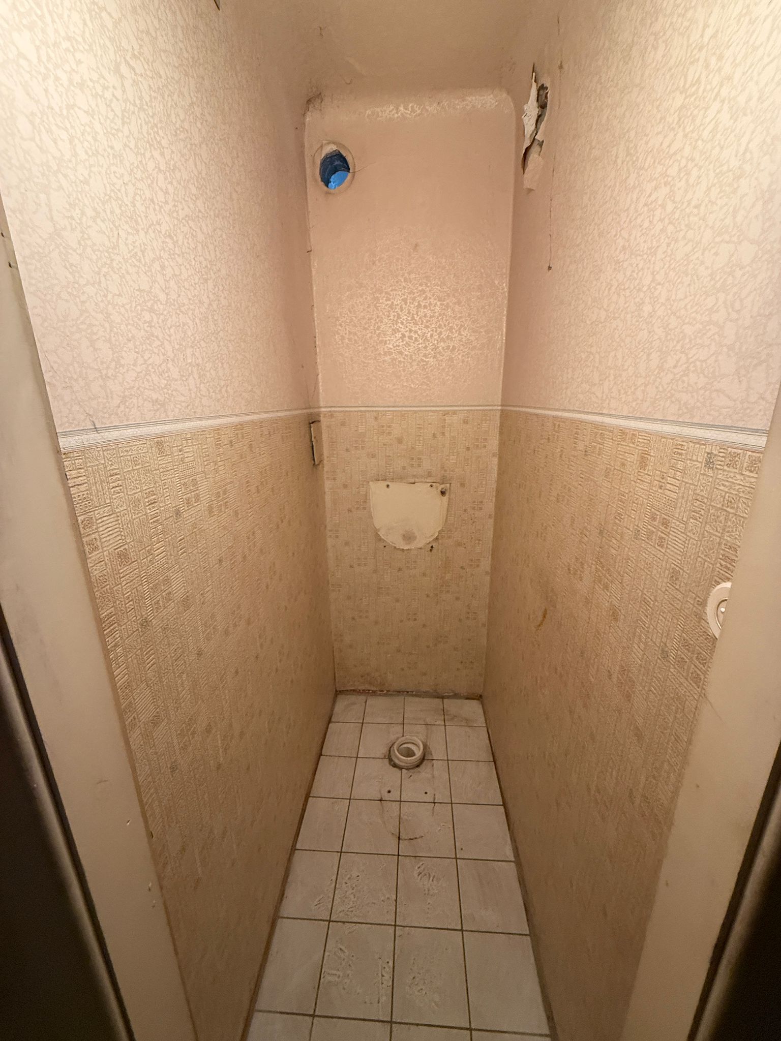 Demontage eines alten Stand-WCs und Abflussrohres bei Kernsanierung im Wiener Altbau – Sanitärservice Wien